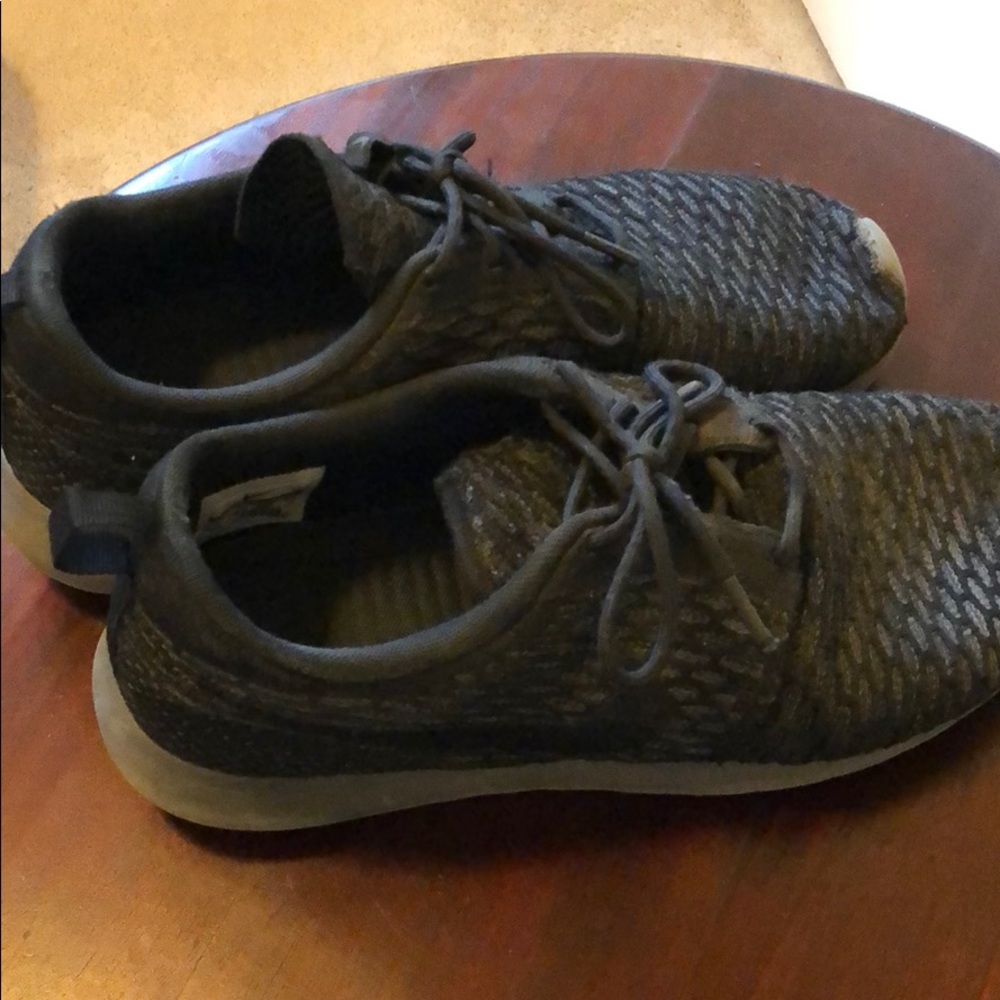 Nike flyknit roshes triple black